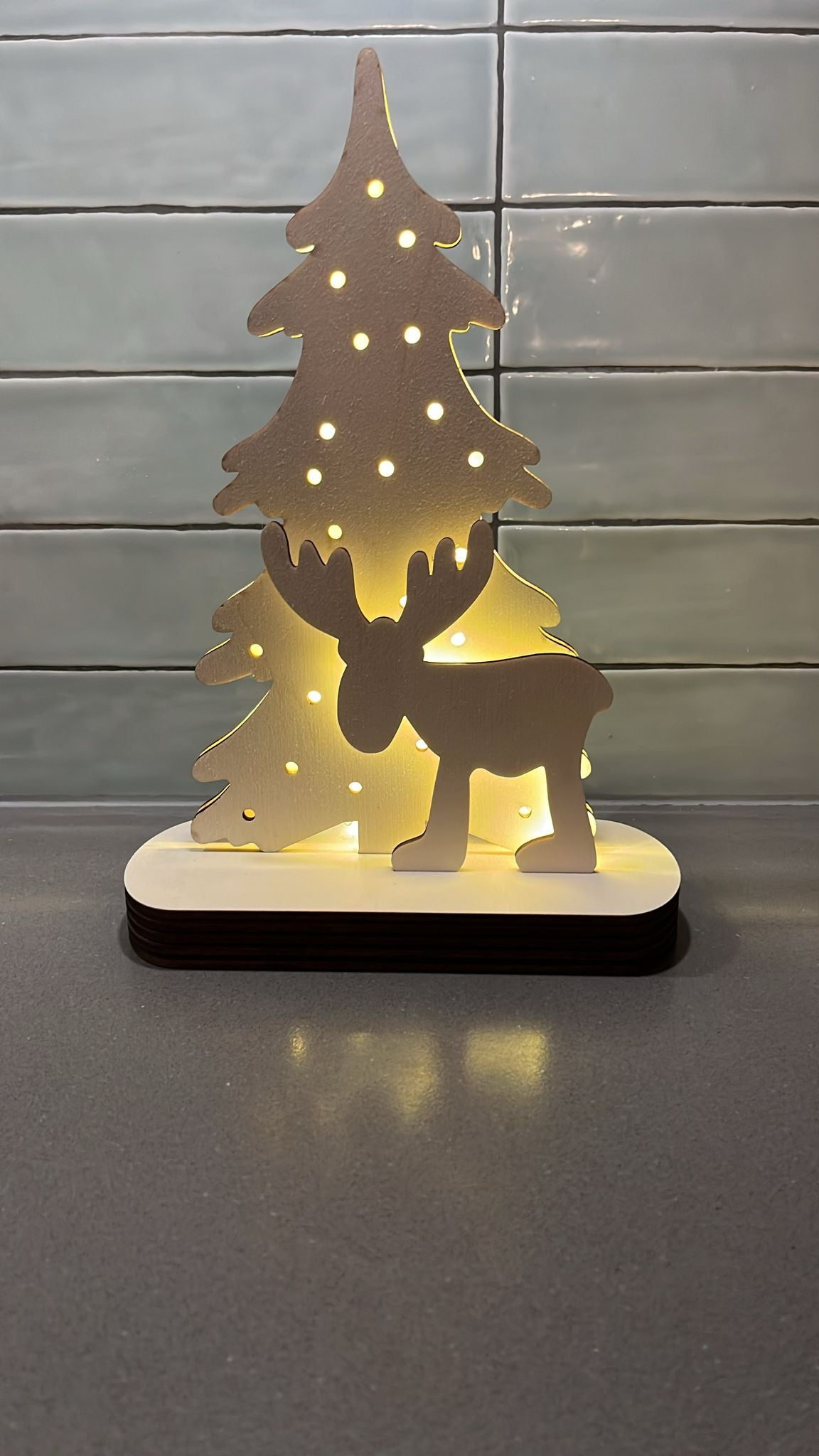 Kerstboompje met rendier en ledverlichting