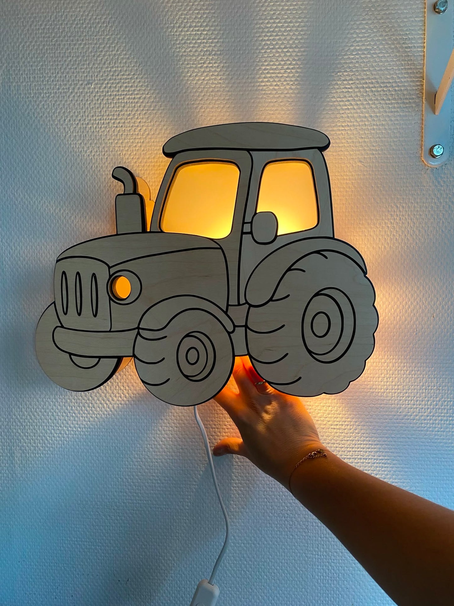 Houten Tractor Wandlamp – LED Nachtlamp voor Baby- en Kinderkamer