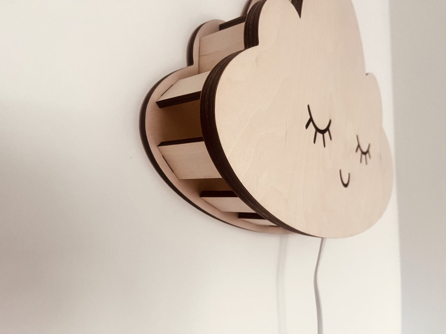 Houten Wolk Wandlamp met Verlichte Oogjes en Mondje – Sfeervolle LED Wandlamp