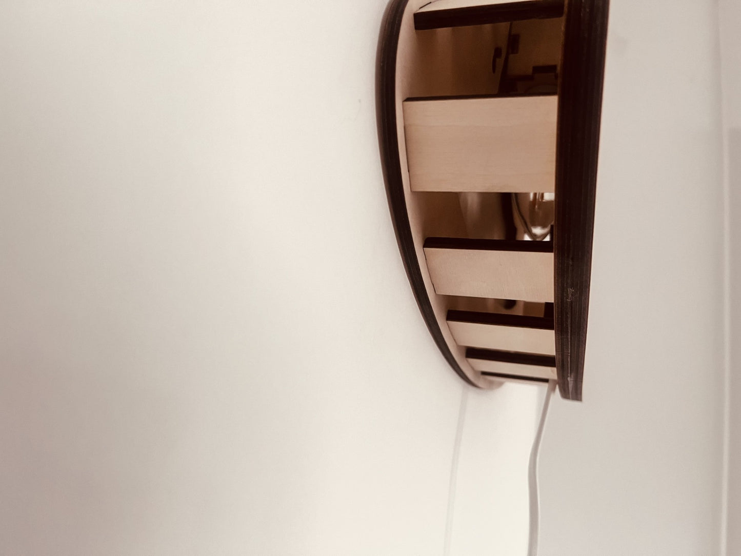 Houten Wolk Wandlamp met Verlichte Oogjes en Mondje – Sfeervolle LED Wandlamp